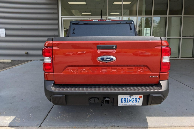 Tân binh nhà Ford được trang bị cụm đèn pha LED hình chữ "C" trên đầu xe, lưới tản nhiệt cỡ lớn với nẹp mạ crôm ở giữa, tích hợp logo của hãng Ford. Thêm vào đó là đèn hậu cỡ lớn và tên xe dập vào cửa thùng sau theo phong cách của Ford Ranger. Tại thị trường Mỹ, mẫu xe bán tải này chỉ có 1 cấu hình là cabin đôi với thùng sau dài 1.381 mm.