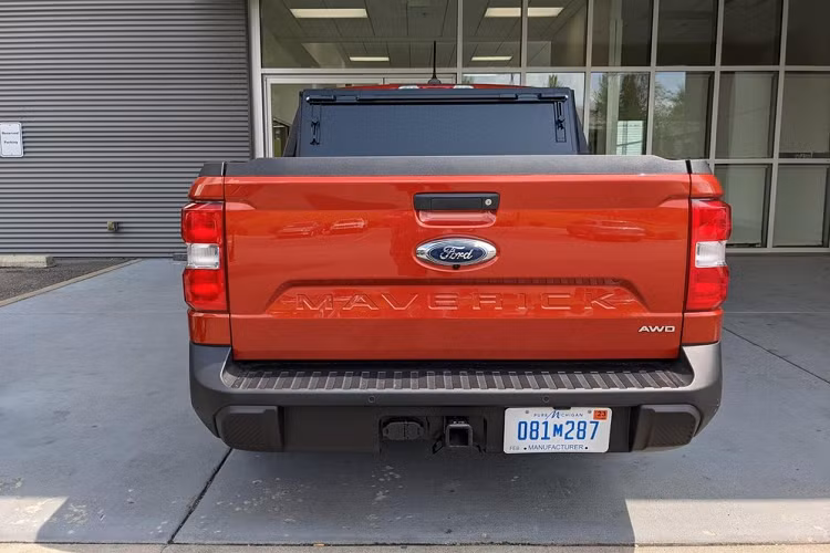 Tân binh nhà Ford được trang bị cụm đèn pha LED hình chữ "C" trên đầu xe, lưới tản nhiệt cỡ lớn với nẹp mạ crôm ở giữa, tích hợp logo của hãng Ford. Thêm vào đó là đèn hậu cỡ lớn và tên xe dập vào cửa thùng sau theo phong cách của Ford Ranger. Tại thị trường Mỹ, mẫu xe bán tải này chỉ có 1 cấu hình là cabin đôi với thùng sau dài 1.381 mm.