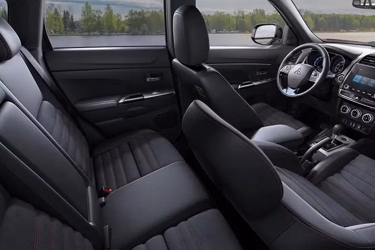 Nếu thấy bản LE chưa đủ đặc biệt, khách hàng Mỹ có thể chuyển sang mua bản Black Edition (BE). Quay trở lại thị trường ở Mitsubishi Outlander Sport 2021, bản BE được trang bị những chi tiết ngoại thất riêng như hốc gió, họa tiết trang trí trên thân xe và bộ vành hợp kim 18 inch màu đen với điểm nhấn màu đỏ. Ngoài ra, Mitsubishi Outlander Sport BE 2021 còn có vỏ gương ngoại thất, tay nắm cửa và nắp bình xăng màu đen.