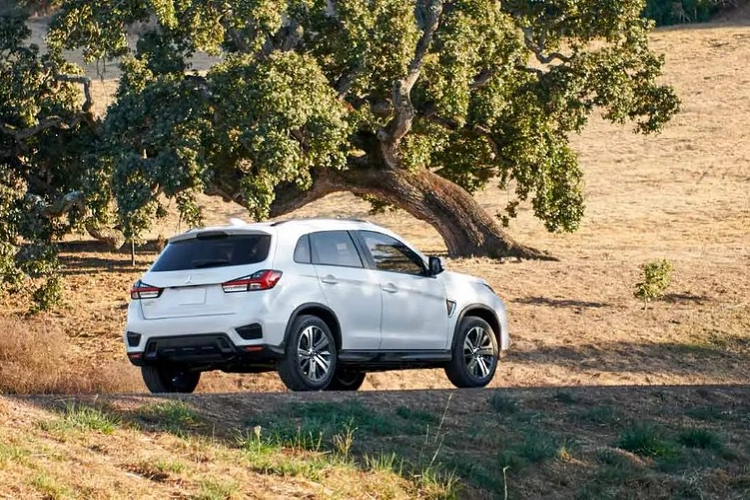 Tại Việt Nam, Mitsubishi Outlander Sport hiện không còn được phân phối. Mẫu xe này đã biến mất khỏi thị trường Việt Nam từ năm 2018 vì bán kém. Thậm chí, trong năm 2017, Mitsubishi Outlander Sport còn là một trong những mẫu xe ế nhất tại thị trường Việt Nam