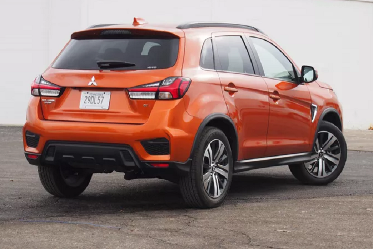 Khi mua Mitsubishi Outlander Sport 2021, khách hàng Mỹ có thể chọn 1 trong 2 loại động cơ. Đầu tiên là động cơ xăng 4 xi-lanh, dung tích 2.0L, sản sinh công suất tối đa 148 mã lực và mô-men xoắn cực đại 197 Nm. Hai con số tương ứng của động cơ xăng 4 xi-lanh, dung tích 2.4L là 168 mã lực và 226 Nm. Tuy nhiên, động cơ xăng 2.4L chỉ dành cho bản GT AWC cao cấp nhất, có giá 26.995 USD (626 triệu đồng).