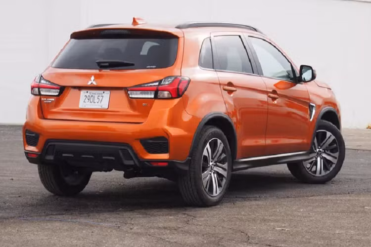 Khi mua Mitsubishi Outlander Sport 2021, khách hàng Mỹ có thể chọn 1 trong 2 loại động cơ. Đầu tiên là động cơ xăng 4 xi-lanh, dung tích 2.0L, sản sinh công suất tối đa 148 mã lực và mô-men xoắn cực đại 197 Nm. Hai con số tương ứng của động cơ xăng 4 xi-lanh, dung tích 2.4L là 168 mã lực và 226 Nm. Tuy nhiên, động cơ xăng 2.4L chỉ dành cho bản GT AWC cao cấp nhất, có giá 26.995 USD (626 triệu đồng).