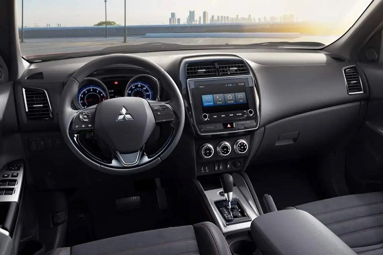 Trong 10 bản trang bị của xe SUV Mitsubishi Outlander Sport 2021 tại thị trường Mỹ, LE là bản Limited Edition mới, có giá từ 23.995 USD (khoảng 555 triệu đồng). Được phát triển dựa trên bản ES của mẫu SUV 5 chỗ này, Mitsubishi Outlander Sport LE 2021 có những đặc điểm nhận dạng như lưới tản nhiệt, vỏ gương ngoại thất và bộ vành hợp kim 18 inch đều sơn màu đen. Thêm vào đó là nội thất khác biệt với chỉ khâu màu đỏ tương phản trên ghế, vô lăng, cần số và cần phanh tay.