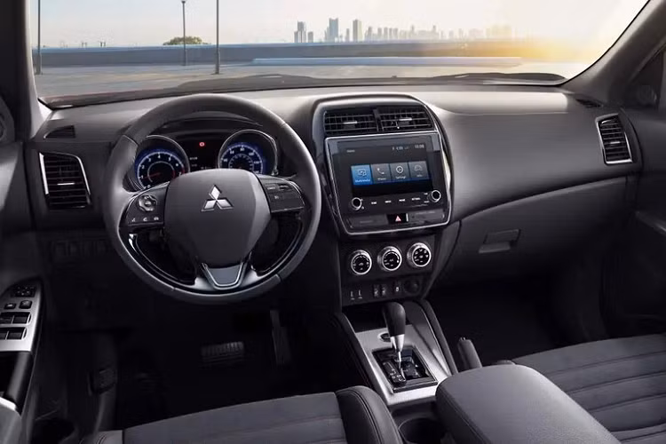 Trong 10 bản trang bị của xe SUV Mitsubishi Outlander Sport 2021 tại thị trường Mỹ, LE là bản Limited Edition mới, có giá từ 23.995 USD (khoảng 555 triệu đồng). Được phát triển dựa trên bản ES của mẫu SUV 5 chỗ này, Mitsubishi Outlander Sport LE 2021 có những đặc điểm nhận dạng như lưới tản nhiệt, vỏ gương ngoại thất và bộ vành hợp kim 18 inch đều sơn màu đen. Thêm vào đó là nội thất khác biệt với chỉ khâu màu đỏ tương phản trên ghế, vô lăng, cần số và cần phanh tay.