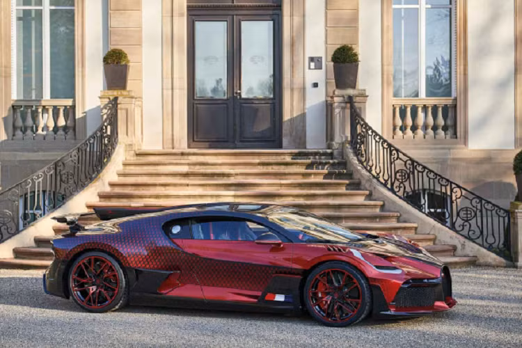 Cụ thể, một khách hàng của Bugatti Divo đã đưa ra ý tưởng về một phiên bản với màu sơn độc đáo được lấy cảm hứng từ bọ cánh cam “Lady Bug”.