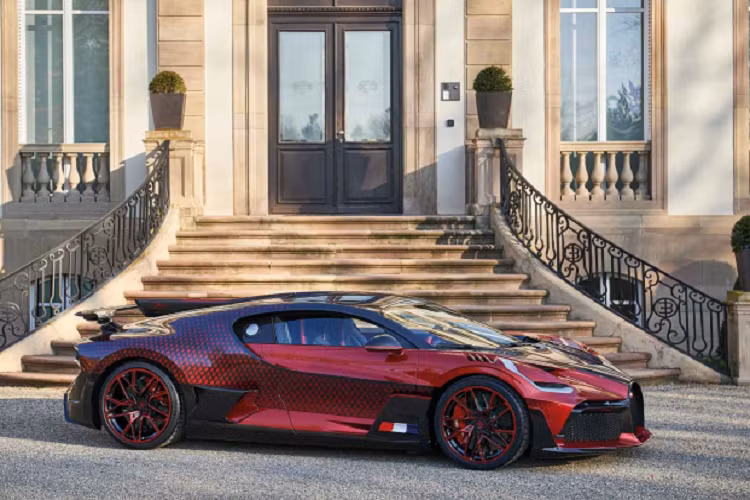 Giá siêu xe Bugatti Divo ‘thông thường’ khởi điểm từ 5,9 triệu euro (137 tỷ đồng). Hypercar Pháp trang bị động cơ W16 tăng áp 4.0 lít cho công suất 1.479 mã lực. Tốc độ tối đa được giới hạn ở 380 km/h.