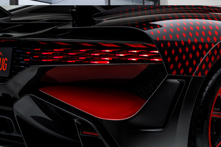 Thoạt nghe thì đây có vẻ là một yêu cầu đơn giản với Bugatti nhưng độ khó của mô hình này nằm ở chỗ vị khách muốn các đốm đen trên cánh chú bọ phải được mô phỏng bằng các hình thù kim cương trong 2 tông màu kim loại tương phản nhau được gọi là ‘Customer Special Red’ và ‘Graphite’. Đồ họa được thiết kế để chạy chính xác từ phía trước đến phía sau, ăn khớp với hình dáng của chiếc hypercar.
