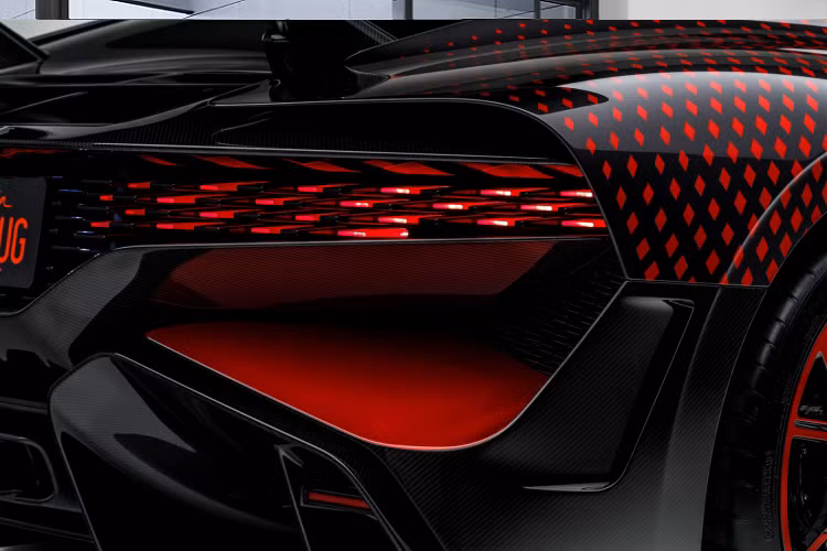 Thoạt nghe thì đây có vẻ là một yêu cầu đơn giản với Bugatti nhưng độ khó của mô hình này nằm ở chỗ vị khách muốn các đốm đen trên cánh chú bọ phải được mô phỏng bằng các hình thù kim cương trong 2 tông màu kim loại tương phản nhau được gọi là ‘Customer Special Red’ và ‘Graphite’. Đồ họa được thiết kế để chạy chính xác từ phía trước đến phía sau, ăn khớp với hình dáng của chiếc hypercar.