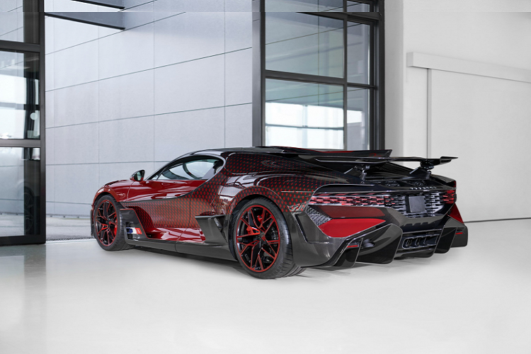 Chiếc xe trở thành tâm điểm trong bộ sưu tập của vị khách này, bao gồm cả Vision Gran Turismo, Chiron và Veyron Vitesse.