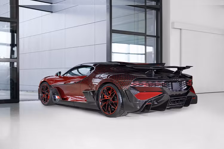 Chiếc xe trở thành tâm điểm trong bộ sưu tập của vị khách này, bao gồm cả Vision Gran Turismo, Chiron và Veyron Vitesse.