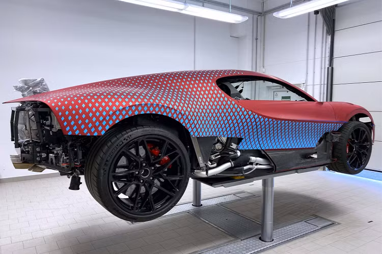 Toàn bộ nhóm thiết kế đã mất hơn một năm rưỡi để thực hiện các giải pháp, sử dụng dữ liệu vẽ máy tính CAD, vô số mô phỏng và thậm chí là một chiếc xe thử nghiệm để căn chỉnh hoàn hảo khoảng 1.600 hình viên kim cương trước khi áp dụng chúng vào xe của khách hàng. Đã có lúc, họ gần như từ bỏ dự án.