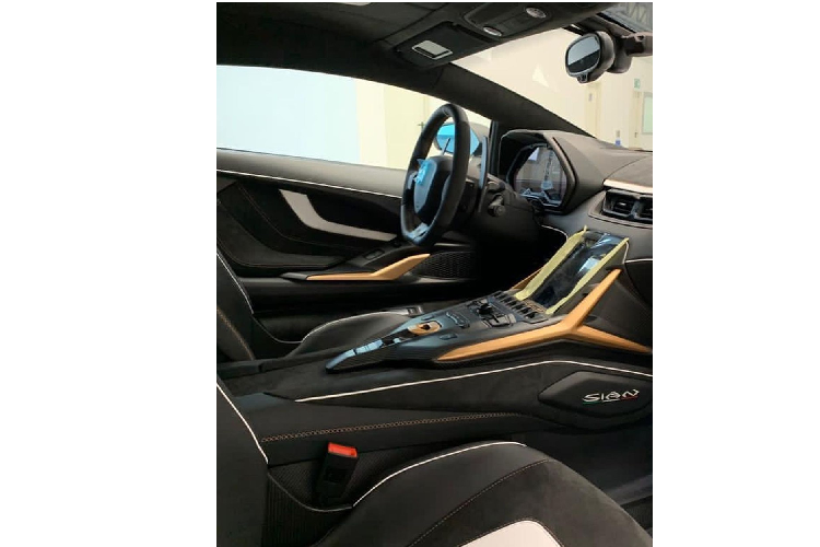Bộ áo trên chiếc siêu xe Lamborghini Sian đầu tiên đến Mexico có màu đồng mờ kết hợp cùng sợi carbon được xử lý với tông màu đất đẹp mắt. Nội thất xe có 3 màu là đen và sọc trắng cùng với đó là màu đồng cùng sợi carbon. Được biết, đây là chiếc Lamborghini Sian đầu tiên và duy nhất đến Mexico.
