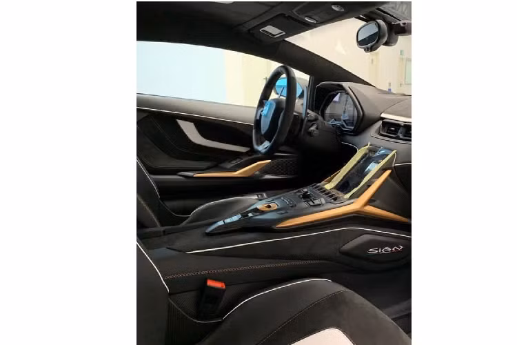 Bộ áo trên chiếc siêu xe Lamborghini Sian đầu tiên đến Mexico có màu đồng mờ kết hợp cùng sợi carbon được xử lý với tông màu đất đẹp mắt. Nội thất xe có 3 màu là đen và sọc trắng cùng với đó là màu đồng cùng sợi carbon. Được biết, đây là chiếc Lamborghini Sian đầu tiên và duy nhất đến Mexico.