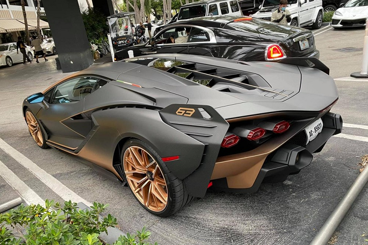 Chưa hết, động cơ của Lamborghini Sian còn kết hợp với hệ thống mild hybrid sử dụng mô-tơ điện 48 V, tạo ra công suất 34 mã lực và được tích hợp vào hộp số. Nhờ đó, Lamborghini Sian sở hữu công suất tổng cộng 808 mã lực và có thể tăng tốc từ 0-100 km/h trong thời gian chỉ 2,8 giây trước khi đạt vận tốc tối đa 350 km/h. 