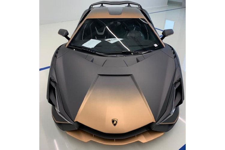 Siêu phẩm Lamborghini Sian đầu tiên đến Mexico có 2 màu sơn cực độc và chủ nhân có trong tay hơn 10 chiếc xe hypercar đủ chủng loại bên cạnh hàng chục siêu xe khác. Hiện chiếc Lamborghini Sian hàng hiếm này đã về đến tay chủ nhân.