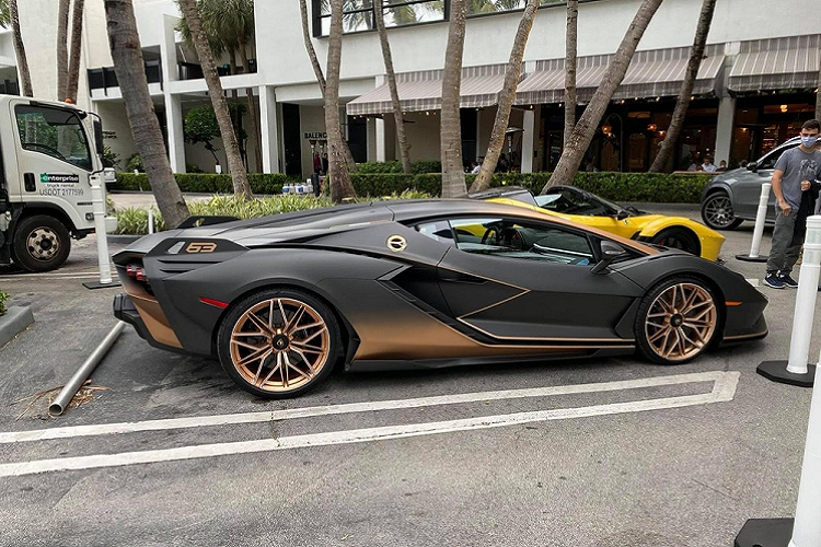 Theo hãng Lamborghini, mô-tơ điện và bộ siêu tụ điện của Sián có trọng lượng chỉ 34 kg. Bên cạnh hệ thống động cơ mạnh mẽ, Lamborghini Sian còn có hệ thống phanh tái sinh năng lượng do thương hiệu Ý phát triển nội bộ. Hệ thống sẽ sạc cho bộ siêu tụ điện mỗi khi xe phanh lại. Hiện toàn bộ 63 chiếc siêu xe Lamborghini Sian này đều đã được bán hết. Theo hãng Lamborghini, mỗi chiếc Sian sẽ được thiết kế theo yêu cầu của khách thông qua chương trình Ad Personam. Nói cách khác, sẽ không có 2 chiếc Lamborghini Sian nào giống hệt nhau. 