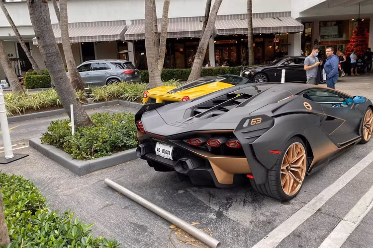 Ngoài ra, Lamborghini Sian còn có một trang bị khác lần đầu tiên xuất hiện trong làng ôtô thế giới, đó là bộ siêu tụ điện thay cho cụm pin lithium-ion. Bộ siêu tụ điện này mạnh gấp 3 lần so với cụm pin có cùng trọng lượng và nhẹ hơn gấp 3 lần. Vị trí của bộ siêu tụ điện này là giữa khoang lái và khoang động cơ nhằm mang đến tỷ lệ phân bổ trọng lượng tối ưu. 