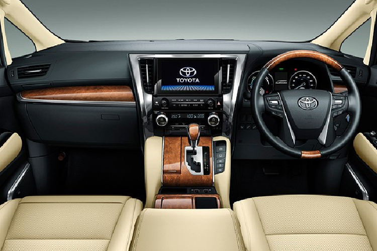 Vòng về phía sau, chúng ta sẽ bắt gặp cụm đèn hậu mới, được thiết kế nối liền nhau theo đúng xu hướng hiện nay và tích hợp logo của hãng Toyota. Bên dưới là khu vực lắp biển số được bao quanh bằng viền mạ crôm mới. Tuy nhiên, cánh gió mui đã không còn xuất hiện trên Toyota Alphard nữa.