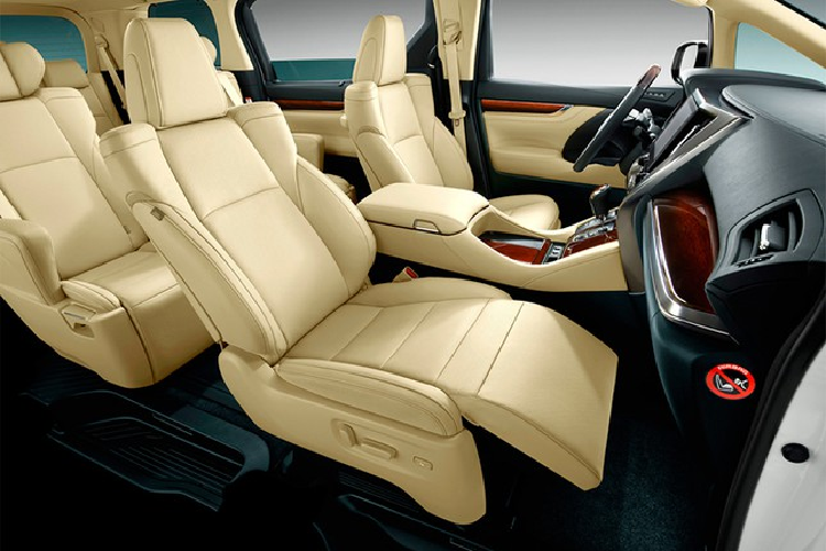 Theo giới báo chí Nhật Bản, Toyota Alphard thế hệ thứ 4 sẽ được phát triển dựa trên cơ sở gầm bệ TNGA mới nhất. Chiều cao của xe sẽ giảm từ 10 - 15 mm, mang đến trọng tâm thấp hơn. Trong khi đó, chiều dài cơ sở của xe dự kiến sẽ vượt ngưỡng 3.000 mm để nới rộng không gian nội thất.