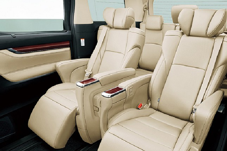 Nguồn cung cấp sức mạnh cho Toyota Alphard mới dự kiến là động cơ xăng 4 xi-lanh, tăng áp, dung tích 2.4L mới, dùng chung với Lexus NX350 2022. Động cơ này có thể tạo ra công suất tối đa 275 mã lực và mô-men xoắn cực đại 430 Nm, kết hợp cùng hộp số tự động 8 cấp. Trong khi đó, động cơ xăng V6, hút khí tự nhiên, dung tích 3.5L sẽ không được dùng cho mẫu MPV này nữa.