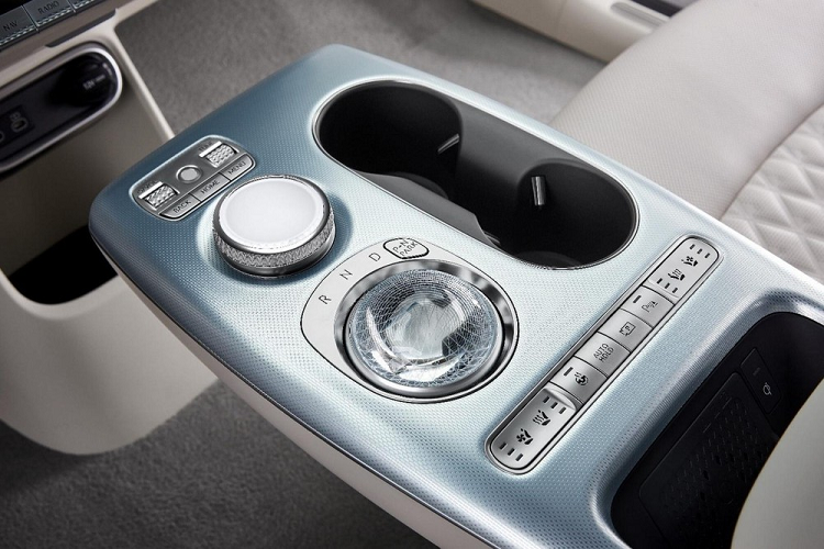 Đúng như tên gọi, đây là công nghệ mở cửa và đóng cửa bằng nhận diện khuôn mặt, thay cho khóa thông minh thông thường. Công nghệ này sẽ sử dụng camera cận-hồng ngoại (NIR) trên cột B, được thiết kế để có thể hoạt động trong mọi điều kiện ánh sáng, bao gồm cả ban đêm. Hệ thống có thể đăng ký nhận diện 2 khuôn mặt khác nhau và thiết lập hồ sơ riêng cho từng khuôn mặt.