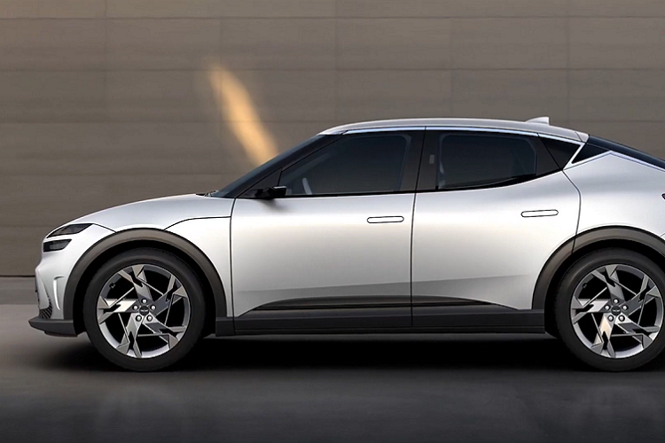 Thêm vào đó là màn hình cỡ lớn trên mặt táp-lô, kết hợp giữa bảng đồng hồ kỹ thuật số và màn hình thông tin giải trí. Ở hai góc gần cột A xuất hiện 2 màn hình để hiển thị hình ảnh do camera kỹ thuật số bên ngoài thu được.