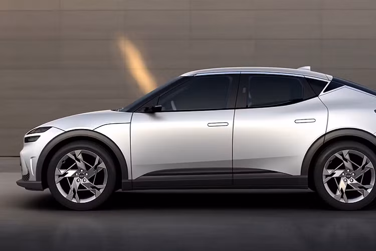 Thêm vào đó là màn hình cỡ lớn trên mặt táp-lô, kết hợp giữa bảng đồng hồ kỹ thuật số và màn hình thông tin giải trí. Ở hai góc gần cột A xuất hiện 2 màn hình để hiển thị hình ảnh do camera kỹ thuật số bên ngoài thu được.