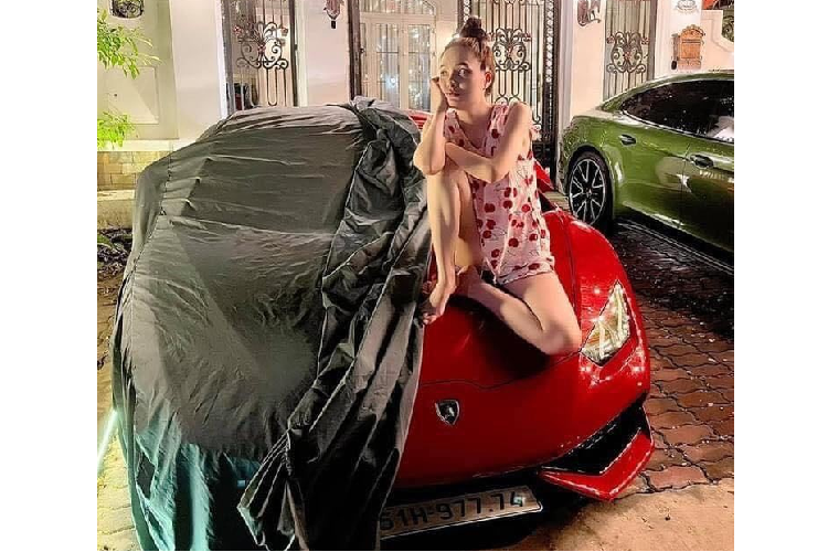 Trước đó vài ngày, vợ chồng Đoàn Di Băng cũng đã tậu siêu xe Lamborghini Huracan LP610-4 chính hãng màu đỏ. Ngoài chiếc siêu xe mới tậu, họ còn từng sở hữu nhiều mẫu xe đắt tiền khác như Porsche Panamera, Mercedes-AMG G 63 Brabus độ nội thất Hermes. Trước đó, gia đình này đã bán một chiếc McLaren 720S Spider màu cam.
