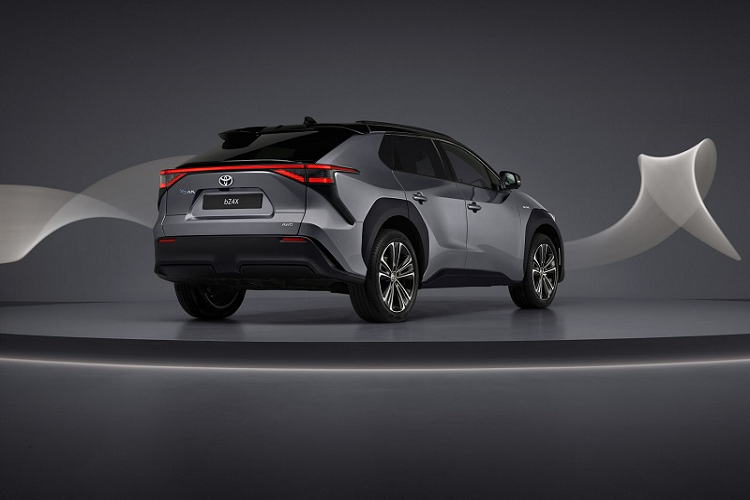 Theo Toyota, phiên bản tiêu chuẩn bZ4X Pure có phạm vi hoạt động tối đa lên đến 450 km theo chu trình thử nghiệm WLTP của châu Âu. Các phiên bản dẫn động cầu trước đều có chung thiết lập hệ truyền động với sức mạnh 201 mã lực và 265 Nm, trong khi bản dẫn động 4 bánh có công suất 215 mã lực và 336 Nm momen xoắn.