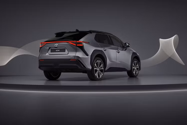 Theo Toyota, phiên bản tiêu chuẩn bZ4X Pure có phạm vi hoạt động tối đa lên đến 450 km theo chu trình thử nghiệm WLTP của châu Âu. Các phiên bản dẫn động cầu trước đều có chung thiết lập hệ truyền động với sức mạnh 201 mã lực và 265 Nm, trong khi bản dẫn động 4 bánh có công suất 215 mã lực và 336 Nm momen xoắn.