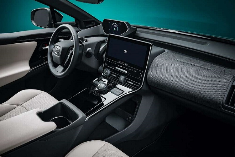 Phiên bản Toyota bZ4X Motion được bổ sung thêm cánh gió đuôi xe, kính sau tối màu, cửa cốp chỉnh điện, cảm biến hỗ trợ đỗ xe, ghế trước có sưởi, hệ thống đèn nội thất và bộ sạc điện thoại không dây.