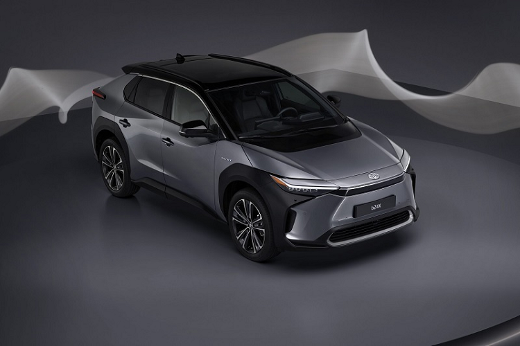 Bắt đầu với bản tiêu chuẩn Toyota bZ4X Pure 2022 mới, xe được trang bị bộ mâm 18 inch, màn hình thông tin giải trí 8 inch, màn hình công cụ kỹ thuật số 7 inch, camera lùi, khởi động không cần chìa khóa và hệ thống điều hòa điều khiển từ xa. Phiên bản này sử dụng hệ dẫn động cầu trước và có mức giá khởi điểm từ 41.950 bảng Anh (khoảng 1,28 tỷ đồng).