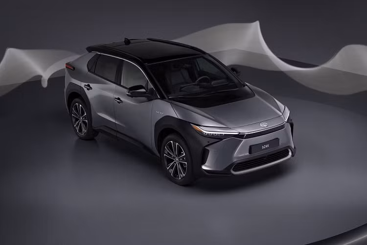 Bắt đầu với bản tiêu chuẩn Toyota bZ4X Pure 2022 mới, xe được trang bị bộ mâm 18 inch, màn hình thông tin giải trí 8 inch, màn hình công cụ kỹ thuật số 7 inch, camera lùi, khởi động không cần chìa khóa và hệ thống điều hòa điều khiển từ xa. Phiên bản này sử dụng hệ dẫn động cầu trước và có mức giá khởi điểm từ 41.950 bảng Anh (khoảng 1,28 tỷ đồng).