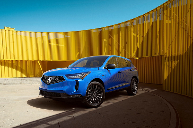 Với mức giá cao hơn phiên bản tiền nhiệm 900 USD, Acura RDX 2022 mới được nâng cấp ngoại thất lấy cảm ứng từ MDX thế hệ mới. Ngay từ phiên bản tiêu chuẩn, mẫu CUV của Acura đã nâng cấp kính lái cách âm, nóc bằng kính toàn phần panorama, đèn pha LED và la-zăng hợp kim 19 inch.
