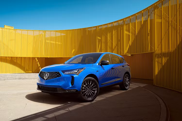 Với mức giá cao hơn phiên bản tiền nhiệm 900 USD, Acura RDX 2022 mới được nâng cấp ngoại thất lấy cảm ứng từ MDX thế hệ mới. Ngay từ phiên bản tiêu chuẩn, mẫu CUV của Acura đã nâng cấp kính lái cách âm, nóc bằng kính toàn phần panorama, đèn pha LED và la-zăng hợp kim 19 inch.