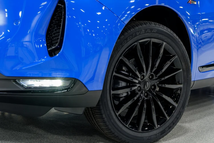 Không gian bên trong đậm chất công nghệ với đồng hồ lái tích hợp màn hình đa thông tin 7 inch mới và màn hình thông tin giải trí 10.2 inch tích hợp công nghệ nhận diện giọng nói và các tương thích Apple Carplay, Android Auto và Amazon Alexa. Trang bị tiêu chuẩn còn có hàng ghế trước kiểu thể thao bọc da tích hợp sưởi và chỉnh điện 12 hướng.