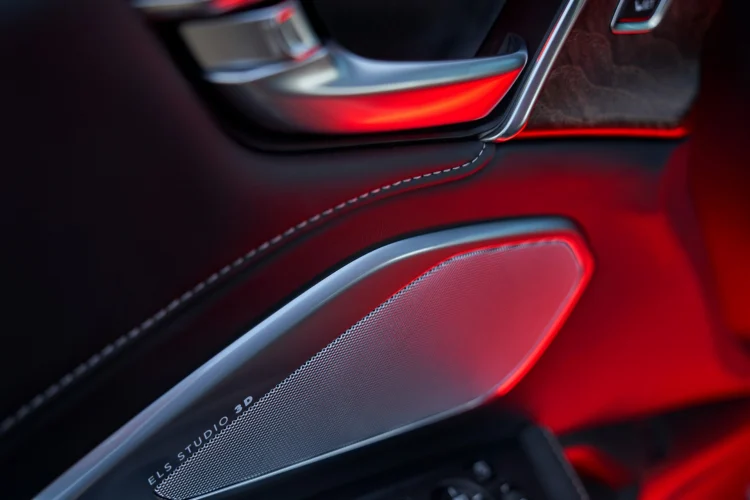 Cuối cùng là phiên bản Acura RDX PMC Edition cao cấp nhất, và giới hạn số lượng chỉ 200 chiếc. Giá bán niêm yết là 53.300 USD (khoảng 1,213 tỷ đồng) và được sơn màu ngoại thất xanh ngọc Long Beach Blue Pearl, tương tự dòng xe NSX Type S. 