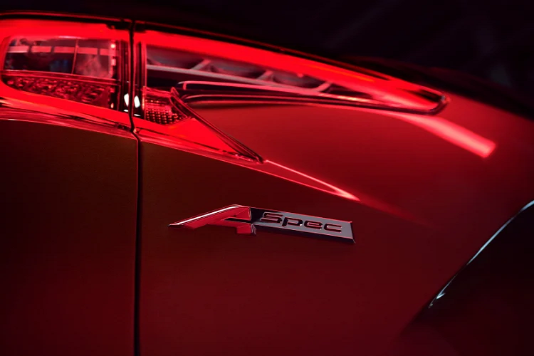 Tương tự phiên bản Acura RDX A-Spec với gói nâng cấp Advance Package sẽ được trang bị tương tự phiên bản RDX thường với gói trang bị này. Cùng với đó là các nâng cấp tượng tự biến thể RDX A-Spec tích hợp gói Technology phía trên. Giá bán của phiên bản này cũng sẽ cao hơn ở mức 51.300 USD (khoảng 1,168 tỷ đồng).