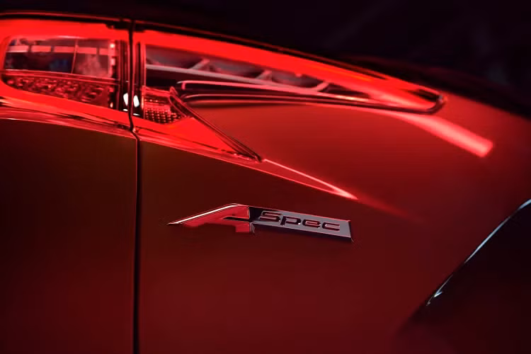 Tương tự phiên bản Acura RDX A-Spec với gói nâng cấp Advance Package sẽ được trang bị tương tự phiên bản RDX thường với gói trang bị này. Cùng với đó là các nâng cấp tượng tự biến thể RDX A-Spec tích hợp gói Technology phía trên. Giá bán của phiên bản này cũng sẽ cao hơn ở mức 51.300 USD (khoảng 1,168 tỷ đồng).