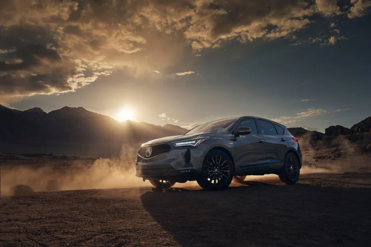 Với gói nâng cấp Technology Package và mức giá xe Acura RDX 2022 khởi điểm 41.950 USD (khoảng 955 triệu đồng), xe sẽ được nâng cấp hệ thống thông tin giải trí với chức năng định vị GPS và theo dõi thông tin giao thông theo thời gian thực. Cùng với đó là ghế ngồi được bọc da đục lỗ Milano, sạc điện thoại không dây, hệ thống âm thanh 12 loa ELS, đèn viền nội thất Iconic Drive với tùy chọn 27 chủ đề khác nhau và hệ thống cảm biến hỗ trợ đỗ xe trước sau.