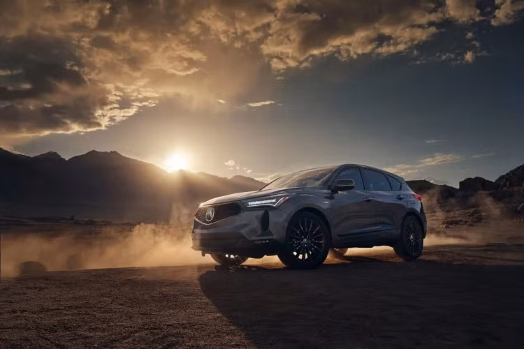 Với gói nâng cấp Technology Package và mức giá xe Acura RDX 2022 khởi điểm 41.950 USD (khoảng 955 triệu đồng), xe sẽ được nâng cấp hệ thống thông tin giải trí với chức năng định vị GPS và theo dõi thông tin giao thông theo thời gian thực. Cùng với đó là ghế ngồi được bọc da đục lỗ Milano, sạc điện thoại không dây, hệ thống âm thanh 12 loa ELS, đèn viền nội thất Iconic Drive với tùy chọn 27 chủ đề khác nhau và hệ thống cảm biến hỗ trợ đỗ xe trước sau.