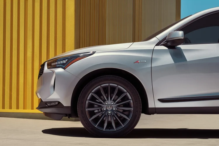 Cao hơn một bậc là phiên bản Acura RDX A-Spec tích hợp gói Technology Package có giá 44.950 USD (khoảng 1,023 tỷ đồng). Trang bị sẽ được nâng cấp gói ngoại thất thể thao cùng đèn sương mù LED và la-zăng 20 inch. Nội thất cũng trang bị ghế ngồi thể thao bọc da Milano đục lỗ và hai ghế trước được nâng cấp sưởi ấm và làm mát. Người lái sẽ được trang bị vô lăng D-cut thể thao, trần xe màu đen và hệ thống âm thanh 16 loa.