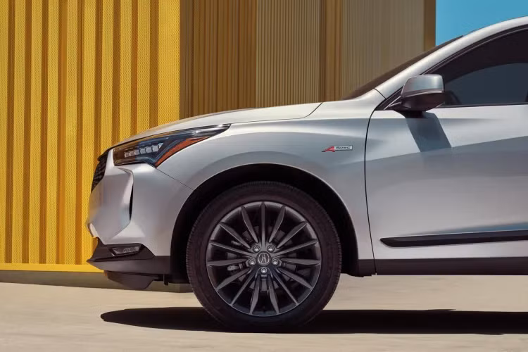 Cao hơn một bậc là phiên bản Acura RDX A-Spec tích hợp gói Technology Package có giá 44.950 USD (khoảng 1,023 tỷ đồng). Trang bị sẽ được nâng cấp gói ngoại thất thể thao cùng đèn sương mù LED và la-zăng 20 inch. Nội thất cũng trang bị ghế ngồi thể thao bọc da Milano đục lỗ và hai ghế trước được nâng cấp sưởi ấm và làm mát. Người lái sẽ được trang bị vô lăng D-cut thể thao, trần xe màu đen và hệ thống âm thanh 16 loa.