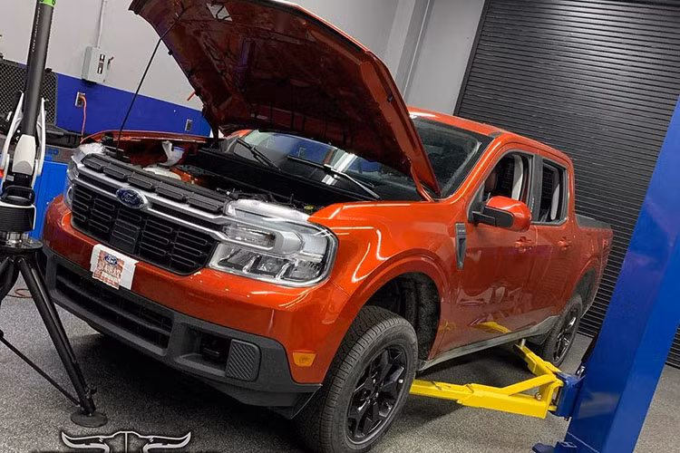 Về an toàn, mẫu xe bán tải này có gói công nghệ Ford Co-Pilot360 tiêu chuẩn, bao gồm phanh khẩn cấp tự động, phanh tự động sau va chạm và đèn pha tự động. Trong khi đó, gói công nghệ Ford Co-Pilot360 Assist là trang bị tùy chọn, bổ sung hệ thống phát hiện điểm mù và hỗ trợ giữ làn đường, cho xe.