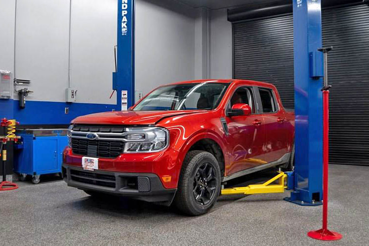 Ở bản cao cấp, Ford Maverick 2022 có thêm hệ thống kiểm soát hành trình thích ứng, tính năng tự động đưa xe về giữa làn đường và cảm biến đỗ xe phía sau. Tại thị trường Mỹ, xe có 3 bản trang bị là XL, XLT và Lariat. Giá xe Ford Maverick 2022 có mức khởi điểm dao động từ 19.995 - 25.490 USD, chưa bao gồm các trang bị tùy chọn.