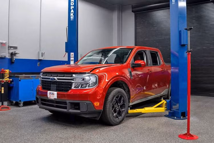 Ở bản cao cấp, Ford Maverick 2022 có thêm hệ thống kiểm soát hành trình thích ứng, tính năng tự động đưa xe về giữa làn đường và cảm biến đỗ xe phía sau. Tại thị trường Mỹ, xe có 3 bản trang bị là XL, XLT và Lariat. Giá xe Ford Maverick 2022 có mức khởi điểm dao động từ 19.995 - 25.490 USD, chưa bao gồm các trang bị tùy chọn.