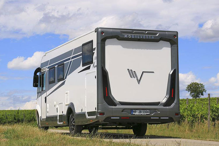 Nó là một mẫu RV nhỏ gọn với chiều dài chỉ 5,4 mét, nhưng điều đó không có nghĩa hành khách sẽ bị nhồi nhét trong một không gian sống chật hẹp.Không giống các mẫu motorhome hạng B ở Mỹ khác được chế tạo bằng Mercedes Sprinter hoặc Ford Transit có sẵn, Oasi 540 không hề có lều mở lên trên hoặc giường ngủ chiếm giữ không gian nội thất.