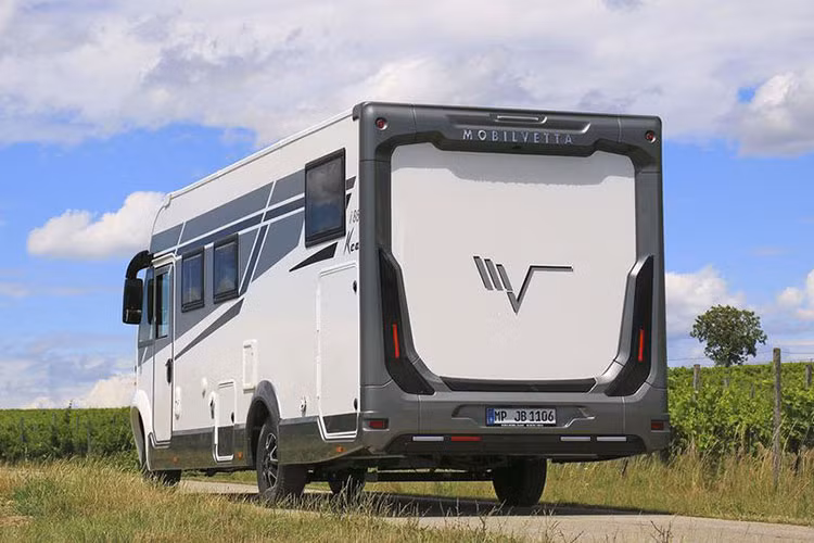 Nó là một mẫu RV nhỏ gọn với chiều dài chỉ 5,4 mét, nhưng điều đó không có nghĩa hành khách sẽ bị nhồi nhét trong một không gian sống chật hẹp.Không giống các mẫu motorhome hạng B ở Mỹ khác được chế tạo bằng Mercedes Sprinter hoặc Ford Transit có sẵn, Oasi 540 không hề có lều mở lên trên hoặc giường ngủ chiếm giữ không gian nội thất.