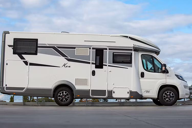 Nược dòng lịch sử, mọi chuyện thay đổi trong năm 1982, khi chiếc xe van cắm trại Wingamm được chế tạo với thân vỏ sợi thủy liền khối đầu tiên ra đời. Kiểu thân vỏ đặc trưng này đã tiếp nói trên tất các mẫu RV của họ, bao gồm cả mẫu mới nhất có tên Oasi 540.