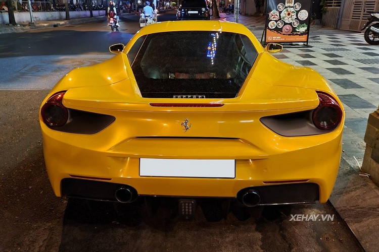 Vào năm 2018, chiếc xe Ferrari 488 GTB này cũng từng tham gia chuỗi sự kiện "Hành trình trừ trái tim" do tập đoàn Trung Nguyên phát động và thực hiện cuộc chinh phục hàng ngàn cây số từ Nam ra Bắc để phát sách